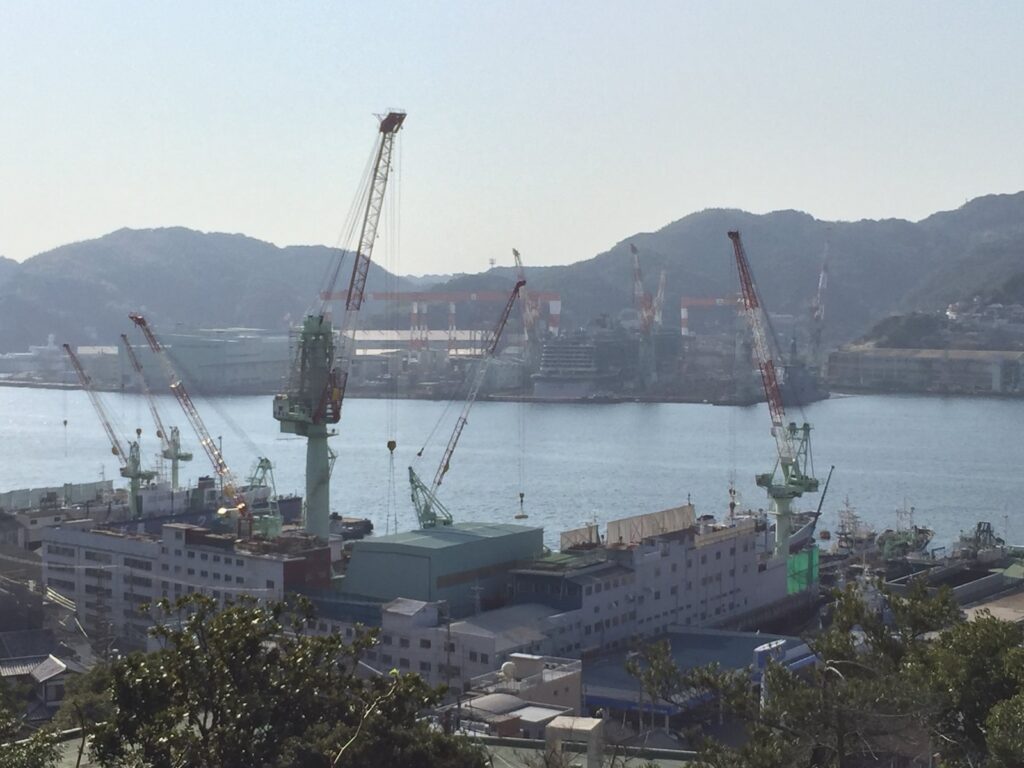 グラバー園から見た長崎港の造船所のクレーン