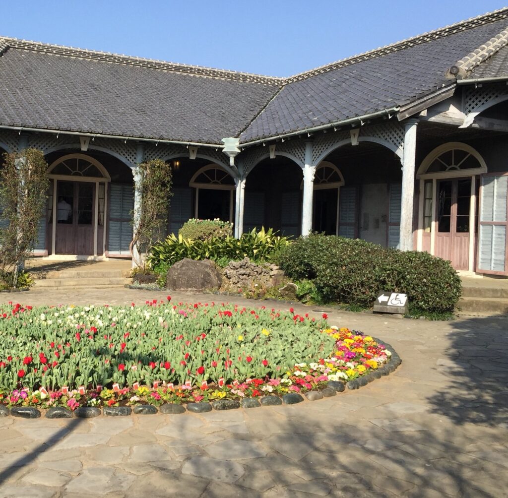 グラバー園の旧グラバー住宅とチューリップの花壇