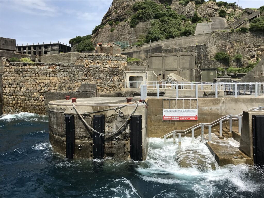 軍艦島のドルフィン桟橋。上陸用の階段に波が打ち上がっている