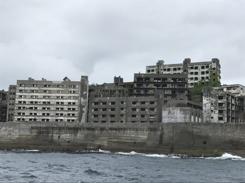 船から見た軍艦島の岸壁と建物