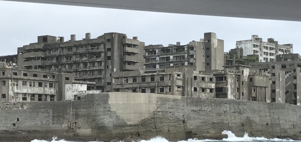 軍艦島の岸壁に打ち寄せる白波