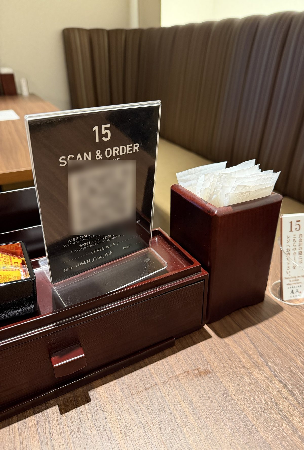 丸八 伏見別邸の席に置かれたSCAN & ORDERの札と会計用の番号札