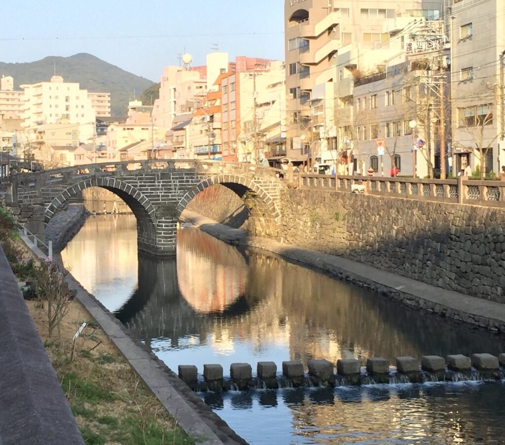 中島川に架かる眼鏡橋と、川面に映るアーチ